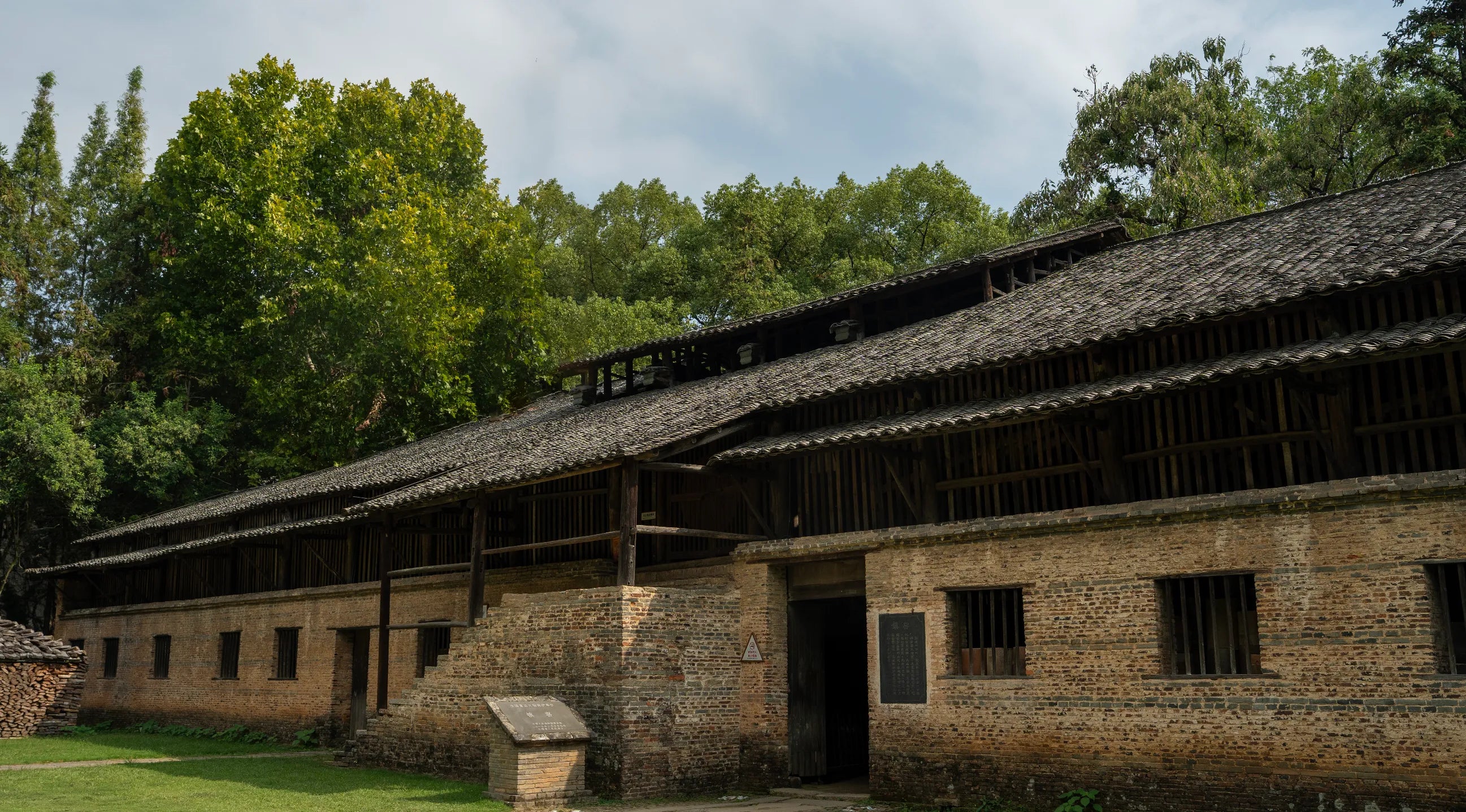 Historical Jingdezhen dragon kiln factory, capturing the origin of Saragaia master-made cups.
