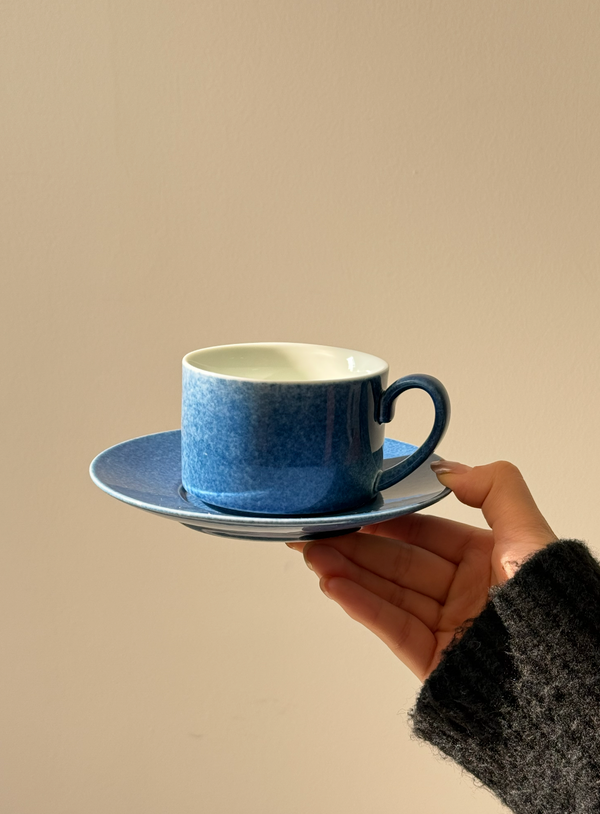 "The blue glaze is absolutely gorgeous — it reminds me of ocean waves. The color shifts gently from light to deep blue, giving it a calming and refreshing look. It feels amazing to hold and looks even better in person."