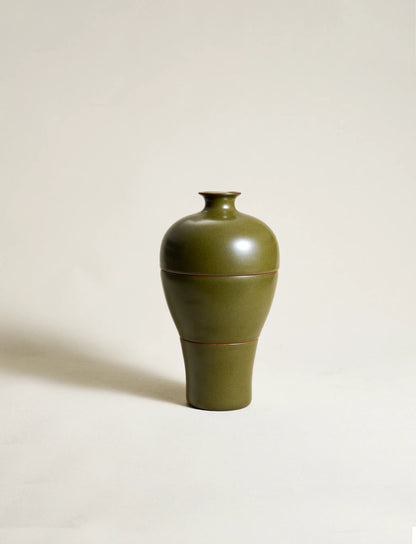 Side profile of Saragaia Tea Dust glaze mug, showing the ergonomic silhouette and bamboo handle
