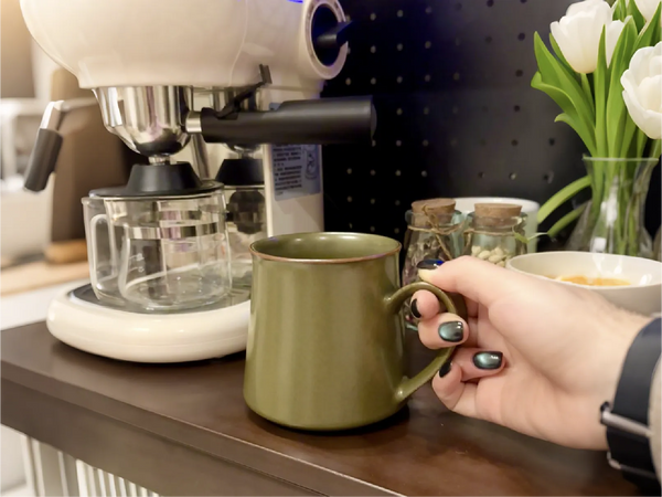 “The green tea-dust glaze adds a calm touch to my coffee..”